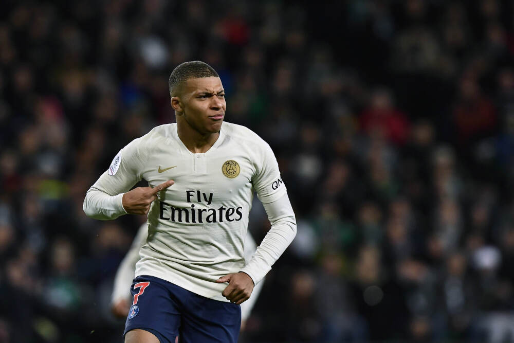 敢防就很棒！文班亚马接球双手直接隔扣